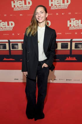 ABBberlin Katharina Schüttler Schuettler Actress on the red carpet at the world premiere of the movie DER HELD VOM BAHNHOF FRIEDRICHSTRASSE at Delphi Filmpalast Berlin on 02 12 2025 Berlin Germany