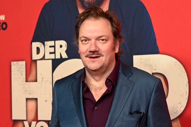 ABBberlin Charly Hübner Huebner actor as guest on the red carpet at the world premiere of the movie DER HELD VOM BAHNHOF FRIEDRICHSTRASSE at Delphi Filmpalast Berlin on 02 12 2025 Berlin Germany