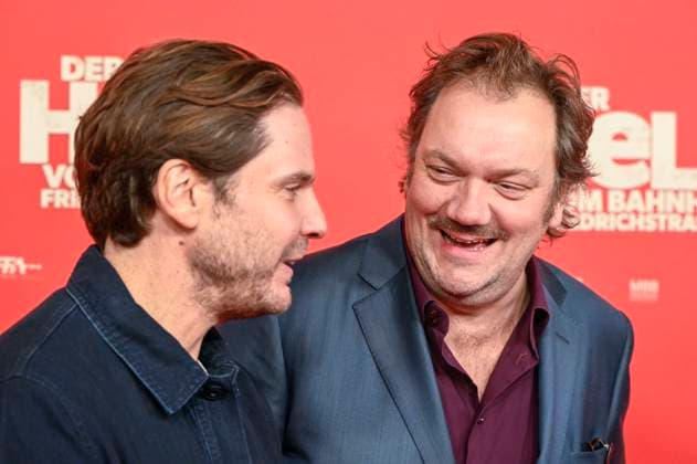 ABBberlin Daniel Bruehl Brühl with Charly Hübner Huebner Actor on the red carpet at the world premiere of the movie DER HELD VOM BAHNHOF FRIEDRICHSTRASSE at Delphi Filmpalast Berlin on 02 12 2025 Berlin Germany