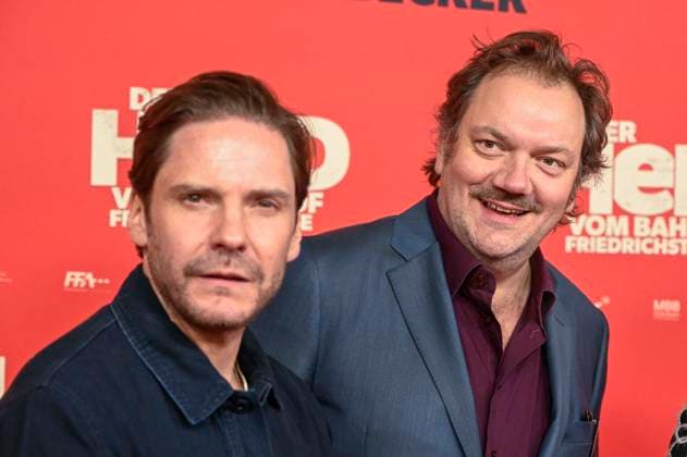 ABBberlin Daniel Bruehl Brühl with Charly Hübner Huebner Actor on the red carpet at the world premiere of the movie DER HELD VOM BAHNHOF FRIEDRICHSTRASSE at Delphi Filmpalast Berlin on 02 12 2025 Berlin Germany