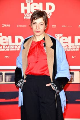 Florenze Schüssler at the premiere of DER HELD VOM BAHNHOF FRIEDRICHSTRASSE at the Delphi Filmpalast in Berlin 02 12 2025