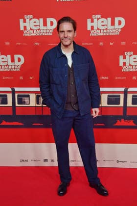 Daniel Bruehl at the premiere of DER HELD VOM BAHNHOF FRIEDRICHSTRASSE at the Delphi Filmpalast in Berlin 02 12 2025