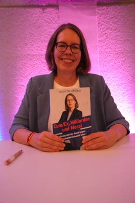 Event at the Urania in Berlin GER, Berlin, 20251202, Book launch and discussion with Anne Brorhilker, Cum Ex, billions and morals