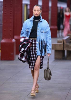 Chanel Metiers D Art Show 2026 - Runway - NYC Model is walking the runway during the Chanel Metiers D Art Show 2026 in New York on December 2, 2025. Photo by Charles Guerin ABACAPRESS.COM New York City NY United States  Copyright: xGuerinxCharles ABACAx