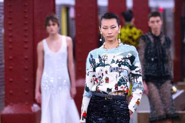 Chanel Metiers D Art Show 2026 - Runway - NYC Model is walking the runway during the Chanel Metiers D Art Show 2026 in New York on December 2, 2025. Photo by Charles Guerin ABACAPRESS.COM New York City NY United States  Copyright: xGuerinxCharles ABACAx