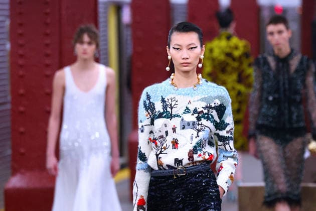 Chanel Metiers D Art Show 2026 - Runway - NYC Model is walking the runway during the Chanel Metiers D Art Show 2026 in New York on December 2, 2025. Photo by Charles Guerin ABACAPRESS.COM New York City NY United States  Copyright: xGuerinxCharles ABACAx