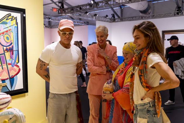Robbie Williams officially opens Design Miami with his furniture-design debut Featuring: Robbie Williams, Emily Johnson, Bethan Laura Wood Where: Miami, Florida, United States When: 02 Dec 2025 Credit: Seth Browarnik INSTARimages EDITORIAL USE ONLY. NOT FOR USE BY NEWSPAPERS BASED IN THE UK. Copyright: xx instar55310648