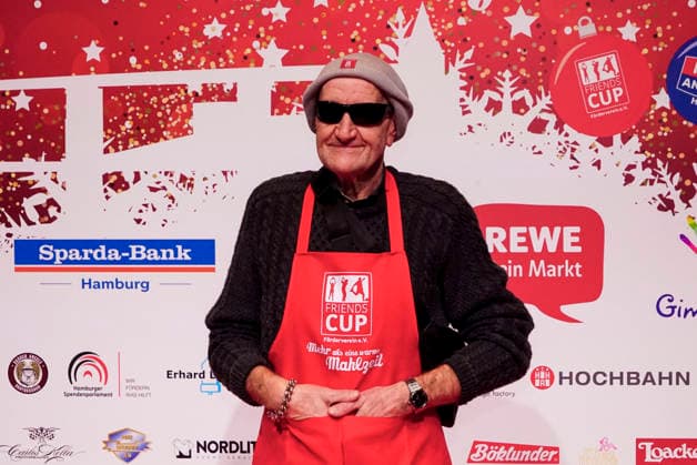 CNTVhamburg Eddy Kante was Udo Lindenbergs bodyguard for half his life as a celebrity helper at the Christmas party for homeless people under the motto More than a warm meal in the Fischauktionshalle on 02 12 2025 in Hamburg Hamburg Germany