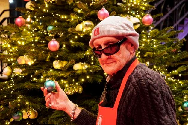 CNTVhamburg Eddy Kante was Udo Lindenbergs bodyguard for half his life as a celebrity helper at the Christmas party for homeless people under the motto More than a warm meal in the Fischauktionshalle on 02 12 2025 in Hamburg Hamburg Germany