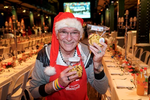 CNTVhamburg Peter Sebastian Sanger as celebrity helper at the Christmas party for homeless people under the motto More than a warm meal in the Fischauktionshalle on 02 12 2025 in Hamburg Hamburg Germany
