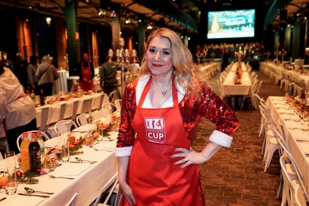 CNTVhamburg Sandra Quadflieg Actress as celebrity helper at the Christmas party for homeless people under the motto More than a warm meal in the Fischauktionshalle on 02 12 2025 in Hamburg Hamburg Germany