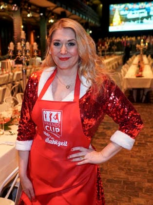CNTVhamburg Sandra Quadflieg Actress as celebrity helper at the Christmas party for homeless people under the motto More than a warm meal in the Fischauktionshalle on 02 12 2025 in Hamburg Hamburg Germany