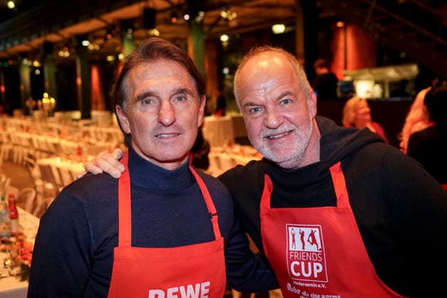 CNTVhamburg Bruno Labadia and Marek Erhard as celebrity helpers at the Christmas party for homeless people under the motto More than a warm meal in the Fischauktionshalle on 02 12 2025 in Hamburg Hamburg Germany