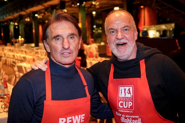 CNTVhamburg Bruno Labadia and Marek Erhard as celebrity helpers at the Christmas party for homeless people under the motto More than a warm meal in the Fischauktionshalle on 02 12 2025 in Hamburg Hamburg Germany