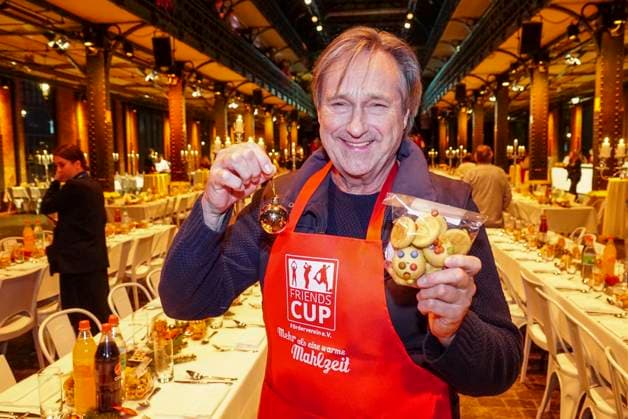 CNTVhamburg Helmut Zierl actor as celebrity helper at the Christmas party for homeless people under the motto More than a warm meal in the Fischauktionshalle on 02 12 2025 in Hamburg Hamburg Germany