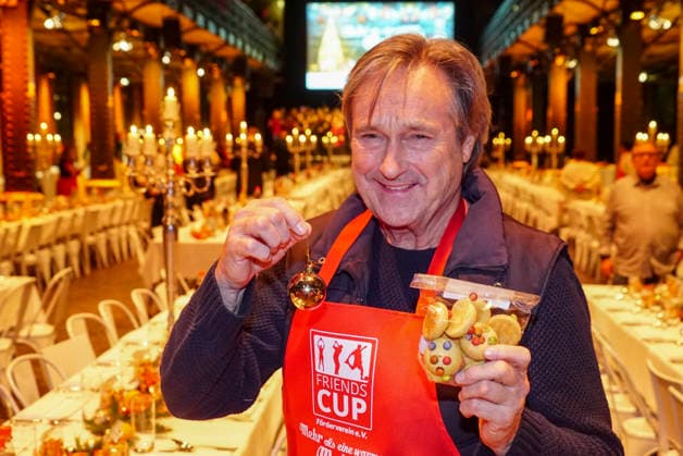 CNTVhamburg Helmut Zierl actor as celebrity helper at the Christmas party for homeless people under the motto More than a warm meal in the Fischauktionshalle on 02 12 2025 in Hamburg Hamburg Germany