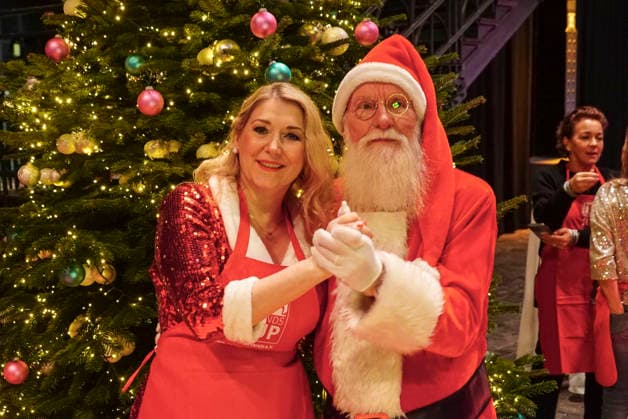 CNTVhamburg Sandra Quadflieg actress with Santa Claus John Langley NDR Gaertner as celebrity helper at the Christmas party for homeless people under the motto More than a warm meal in the Fischauktionshalle on 02 12 2025 in Hamburg Hamburg Germany