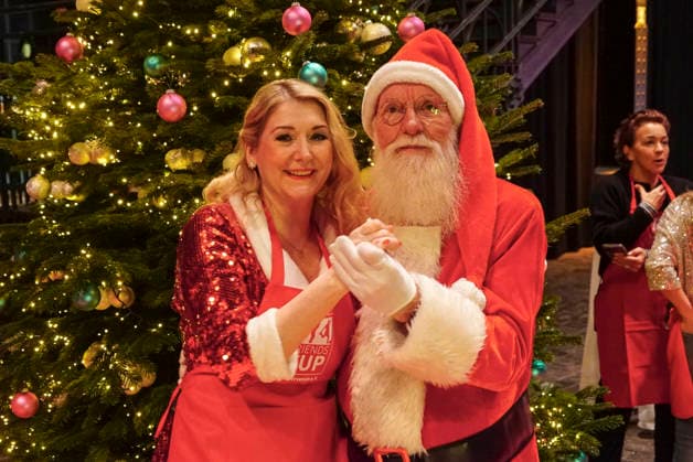 CNTVhamburg Sandra Quadflieg actress with Santa Claus John Langley NDR Gaertner as celebrity helper at the Christmas party for homeless people under the motto More than a warm meal in the Fischauktionshalle on 02 12 2025 in Hamburg Hamburg Germany