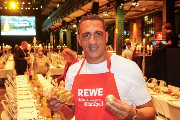 CNTVhamburg Ismail Özen Oezen Turkish boxing promoter as celebrity helper at the Christmas party for homeless people under the motto More than a warm meal in the Fischauktionshalle on 02 12 2025 in Hamburg Hamburg Germany