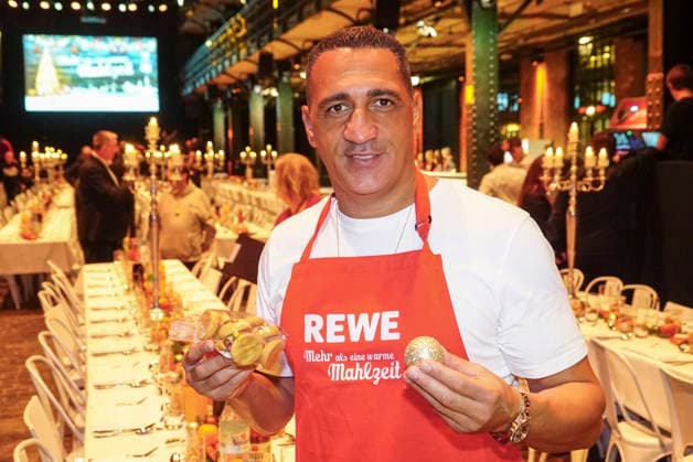 CNTVhamburg Ismail Özen Oezen Turkish boxing promoter as celebrity helper at the Christmas party for homeless people under the motto More than a warm meal in the Fischauktionshalle on 02 12 2025 in Hamburg Hamburg Germany