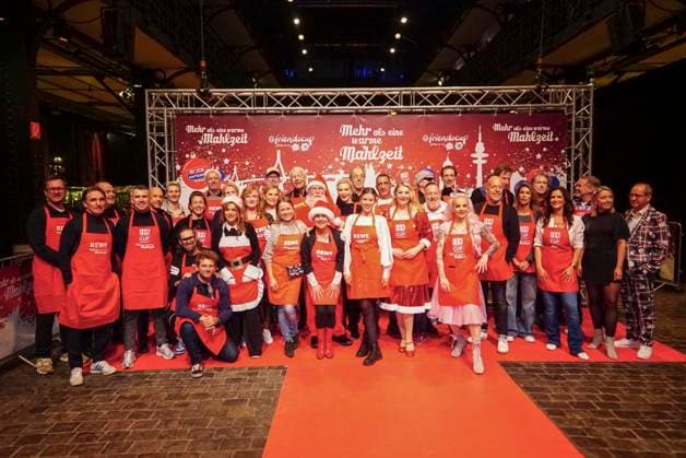 CNTVhamburg All group picture celebrity helpers at the Christmas party for homeless people under the motto More than a warm meal in the Fischauktionshalle on 02 12 2025 in Hamburg Hamburg Germany