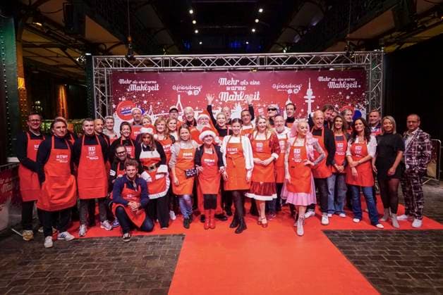 CNTVhamburg All group picture celebrity helpers at the Christmas party for homeless people under the motto More than a warm meal in the Fischauktionshalle on 02 12 2025 in Hamburg Hamburg Germany