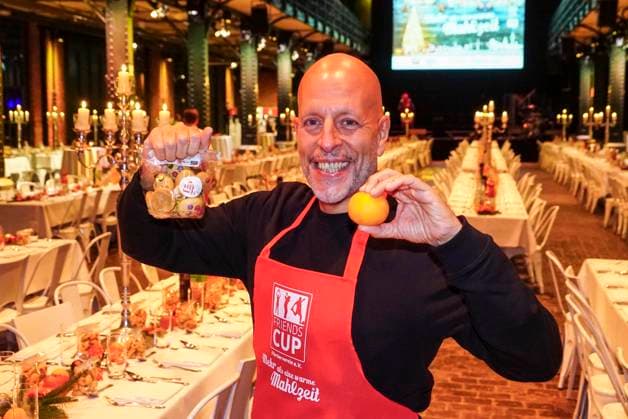 CNTVhamburg Lotto King Karl alias Karl Koenig German musician as celebrity helper at the Christmas party for homeless people under the motto More than a warm meal in the Fischauktionshalle on 02 12 2025 in Hamburg Hamburg Germany