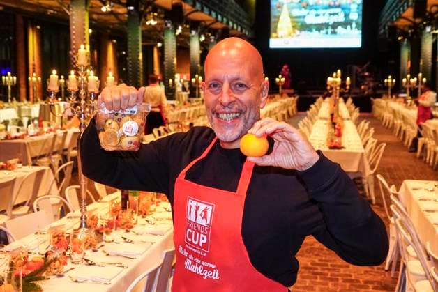 CNTVhamburg Lotto King Karl alias Karl Koenig German musician as celebrity helper at the Christmas party for homeless people under the motto More than a warm meal in the Fischauktionshalle on 02 12 2025 in Hamburg Hamburg Germany