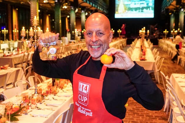 CNTVhamburg Lotto King Karl alias Karl Koenig German musician as celebrity helper at the Christmas party for homeless people under the motto More than a warm meal in the Fischauktionshalle on 02 12 2025 in Hamburg Hamburg Germany