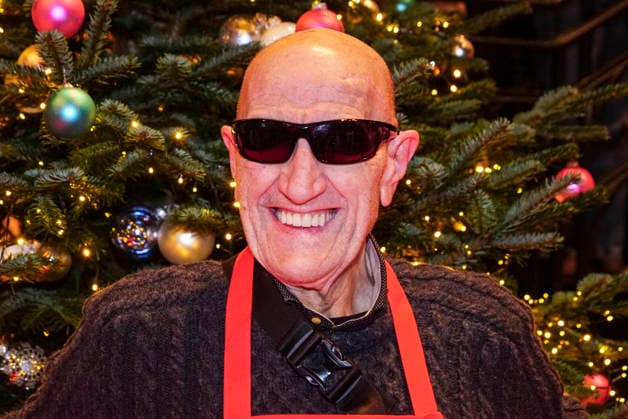 CNTVhamburg Eddy Kante was Udo Lindenbergs bodyguard for half his life as a celebrity helper at the Christmas party for homeless people under the motto More than a warm meal in the Fischauktionshalle on 02 12 2025 in Hamburg Hamburg Germany
