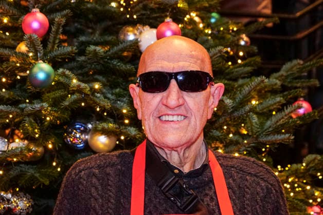 CNTVhamburg Eddy Kante was Udo Lindenbergs bodyguard for half his life as a celebrity helper at the Christmas party for homeless people under the motto More than a warm meal in the Fischauktionshalle on 02 12 2025 in Hamburg Hamburg Germany