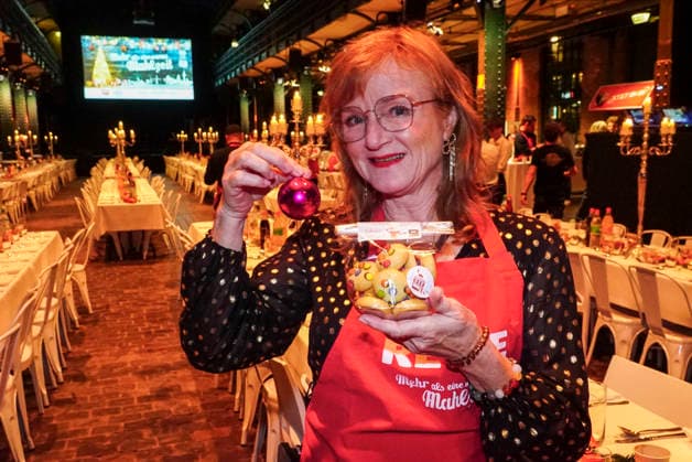 CNTVhamburg Nina Petri actress as celebrity helper at the Christmas party for homeless people under the motto More than a warm meal in the Fischauktionshalle on 02 12 2025 in Hamburg Hamburg Germany