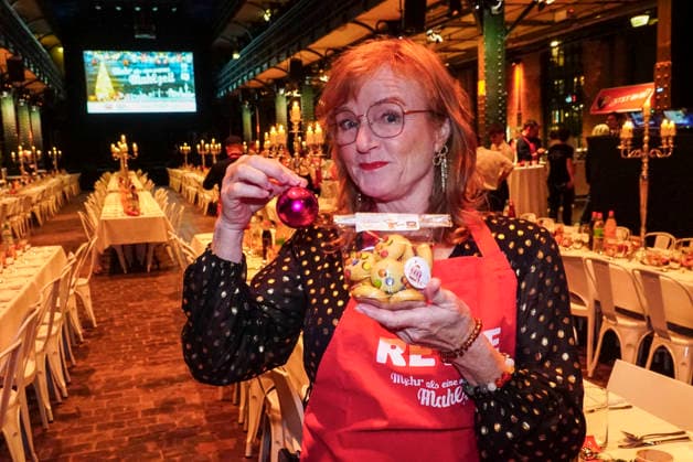 CNTVhamburg Nina Petri actress as celebrity helper at the Christmas party for homeless people under the motto More than a warm meal in the Fischauktionshalle on 02 12 2025 in Hamburg Hamburg Germany