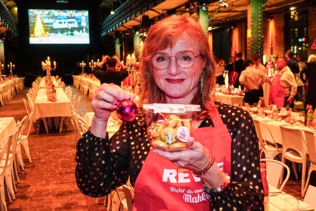 CNTVhamburg Nina Petri actress as celebrity helper at the Christmas party for homeless people under the motto More than a warm meal in the Fischauktionshalle on 02 12 2025 in Hamburg Hamburg Germany