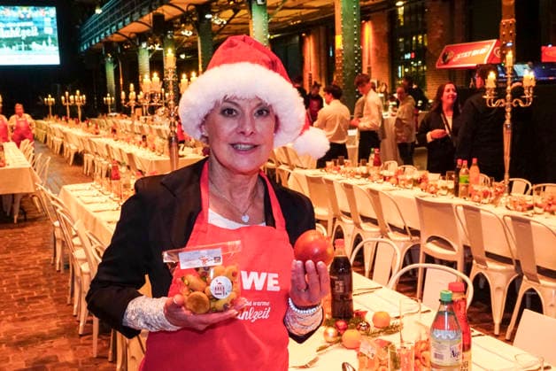 CNTVhamburg Tanja Schumann actress as celebrity helper at the Christmas party for homeless people under the motto More than a warm meal in the Fischauktionshalle on 02 12 2025 in Hamburg Hamburg Germany