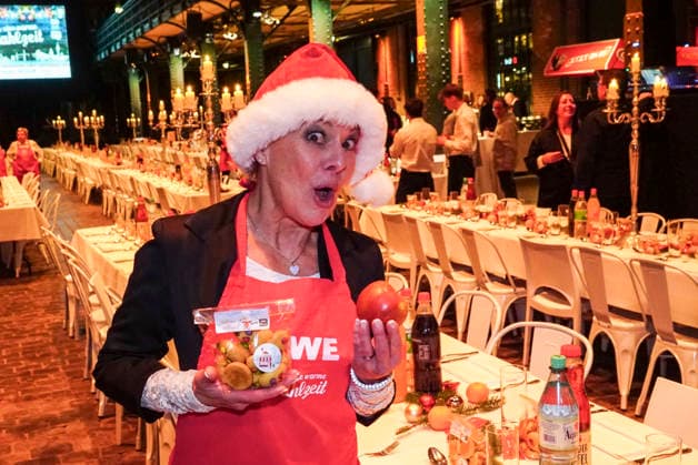 CNTVhamburg Tanja Schumann actress as celebrity helper at the Christmas party for homeless people under the motto More than a warm meal in the Fischauktionshalle on 02 12 2025 in Hamburg Hamburg Germany