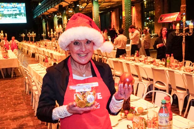 CNTVhamburg Tanja Schumann actress as celebrity helper at the Christmas party for homeless people under the motto More than a warm meal in the Fischauktionshalle on 02 12 2025 in Hamburg Hamburg Germany