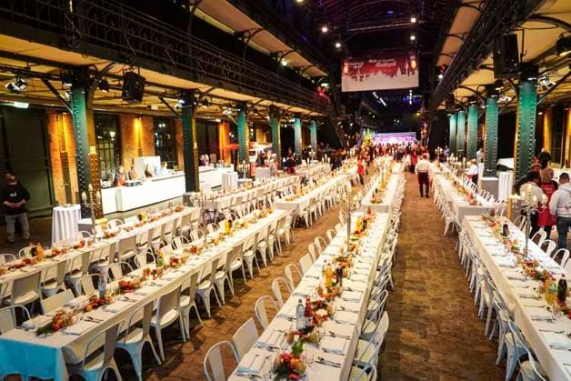 CNTVhamburg interior view fish auction hall table chairs visitors at the Christmas party for homeless people under the motto More than a warm meal in the fish auction hall on 02 12 2025 in Hamburg Hamburg Germany