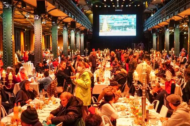 CNTVhamburg interior view fish auction hall table chairs visitors at the Christmas party for homeless people under the motto More than a warm meal in the fish auction hall on 02 12 2025 in Hamburg Hamburg Germany