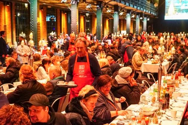 CNTVhamburg interior view fish auction hall table chairs visitors at the Christmas party for homeless people under the motto More than a warm meal in the fish auction hall on 02 12 2025 in Hamburg Hamburg Germany