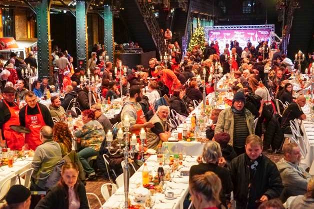 CNTVhamburg interior view fish auction hall table chairs visitors at the Christmas party for homeless people under the motto More than a warm meal in the fish auction hall on 02 12 2025 in Hamburg Hamburg Germany