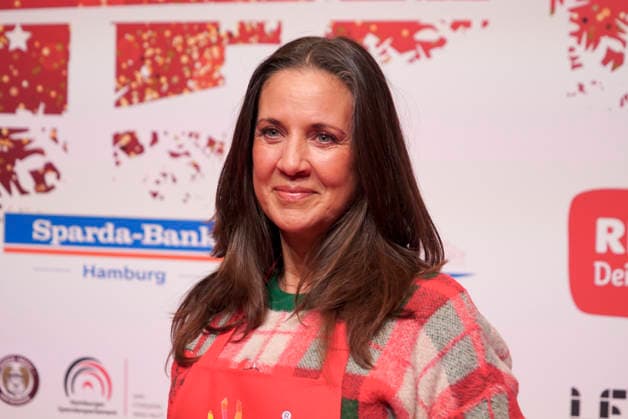 CNTVhamburg Dana Schweiger entrepreneur as celebrity helper at the Christmas party for homeless people under the motto More than a warm meal in the fish auction hall on 02 12 2025 in Hamburg Hamburg Germany
