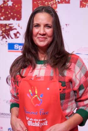 CNTVhamburg Dana Schweiger entrepreneur as celebrity helper at the Christmas party for homeless people under the motto More than a warm meal in the fish auction hall on 02 12 2025 in Hamburg Hamburg Germany