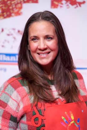 CNTVhamburg Dana Schweiger entrepreneur as celebrity helper at the Christmas party for homeless people under the motto More than a warm meal in the fish auction hall on 02 12 2025 in Hamburg Hamburg Germany