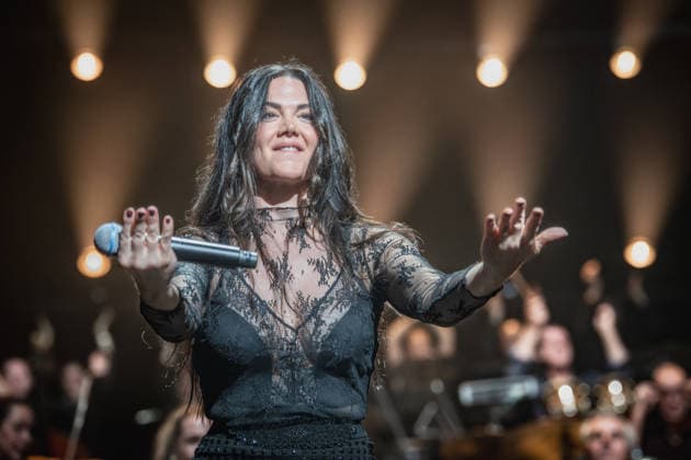02.12.2025, Vanessa Amorosi. 02.12.2025, Die Night of the Proms (NOTP) in der Festhalle Frankfurt. Es ist das 50. Gastspiel in der Gud Stubb der Mainmetropole. Diese und die Veranstaltung am 03.12.2025 sind mit 7.000 bzw. 8.500 Kartenverkäufen ausverkauft. Vor 40 Jahren fand in Antwerpen die erste NOTP statt. Frankfurt Hessen Deutschland