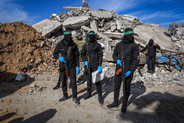 Search efforts continue in Gaza s Jabalia under truce deal GAZA CITY, GAZA - DECEMBER 03: Search efforts continue in Jabalia area as teams from Hamas’ military wing, the Al-Qassam Brigades, and the Quds Brigades of Islamic Jihad join operations to retrieve the bodies of Israeli hostages in Gaza City, Gaza, on December 03, 2025. The work proceeds under the ongoing cease-fire and release all Israeli hostages in exchange for Palestinian prisoners agreement between Israel and Hamas while crews navigate the widespread destruction. Hamza Z. H. Qraiqea Anadolu Gaza Gaza City. Editorial use only. Please get in touch for any other usage.  Copyright: x2025xAnadoluxHamzaxZ.xH.xQraiqeax