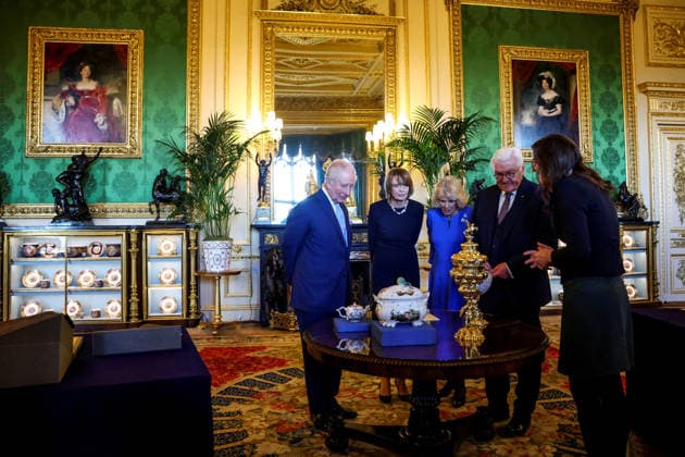 German President Frank-Walter Steinmeier visits Britain Britain s King Charles, Queen Camilla, German President Frank-Walter Steinmeier and his wife Elke Buedenbender view items on display relating to Germany, during a visit to the Royal Collection exhibition in the Green Drawing Room at Windsor Castle, during Steinmeier s state visit to Britain, in Windsor, Britain, December 3, 2025. REUTERS Hannah, Credit:Hannah McKay Avalon UNITED KINGDOM, Windsor  Copyright: xHannahxMcKayx xAvalonx 1056255968