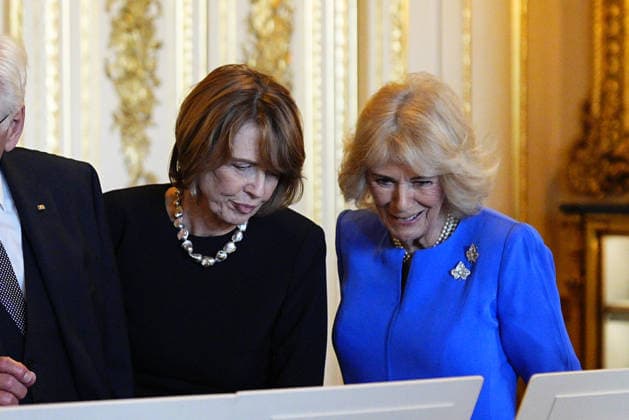 Frank-Walter Steinmeier s state visit to the UK Queen Camilla (right) with Elke Budenbender, the wife of German President Frank-Walter Steinmeier, view exhibits from the Royal Collection in the Green Drawing room at Windsor Castle, Berkshire, on day one of the state visit to the UK by the President of the Federal Republic of Germany. Picture date: Wednesday December 3, 2025., Credit:Aaron Chown Avalon UK, Windsor  Copyright: xAaronxChownx xAvalonx 1056256146