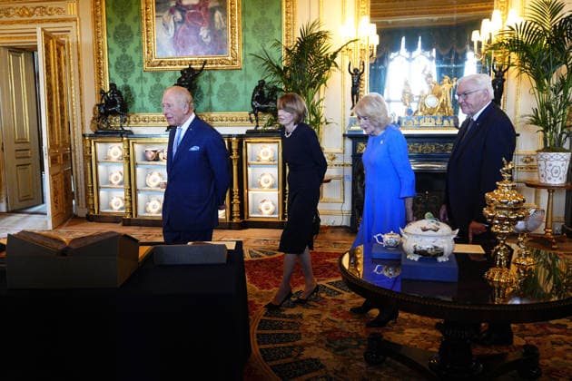 Frank-Walter Steinmeier s state visit to the UK King Charles III (left) and Queen Camilla (second right) with German President Frank-Walter Steinmeier and his wife Elke Budenbender, view exhibits from the Royal Collection in the Green Drawing room at Windsor Castle, Berkshire, on day one of the state visit to the UK by the President of the Federal Republic of Germany. Picture date: Wednesday December 3, 2025., Credit:Aaron Chown Avalon UK, Windsor  Copyright: xAaronxChownx xAvalonx 1056256163