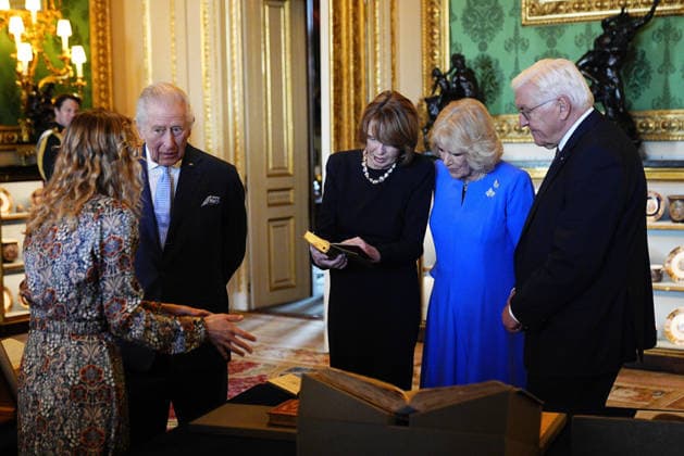 Frank-Walter Steinmeier s state visit to the UK King Charles III and Queen Camilla with German President Frank-Walter Steinmeier and his wife Elke Budenbender, view exhibits from the Royal Collection in the Green Drawing room at Windsor Castle, Berkshire, on day one of the state visit to the UK by the President of the Federal Republic of Germany. Picture date: Wednesday December 3, 2025., Credit:Aaron Chown Avalon UK, Windsor  Copyright: xAaronxChownx xAvalonx 1056256207